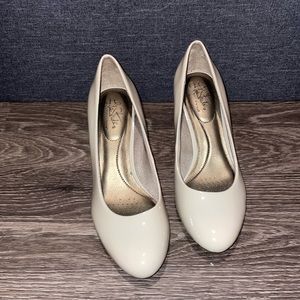 Brand New- lifestride nude heels